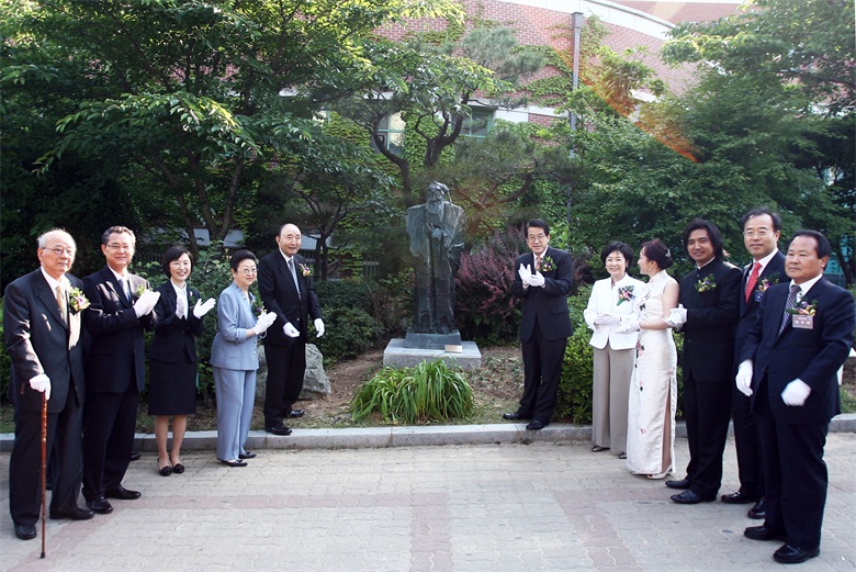 20260224177191394059.jpg 04 韩国仁济大学吴为山雕塑公园内永久耸立《孔子》像,韩国仁济大学董事长白乐皖夫妇(左五、左四)、校长李京浩夫妇(右六、右五)及吴为山教授夫妇(右三、右四)等为雕像揭幕.JPG